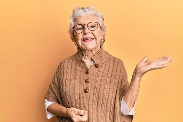 Donna Anziana Dai Capelli Grigi Indossa Abiti Casual Occhiali Sorridenti — Foto Stock