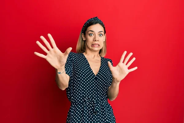 Beyaz Güzel Siyah Beyaz Elbise Giyen Korkudan Dehşete Düşmüş Genç — Stok fotoğraf