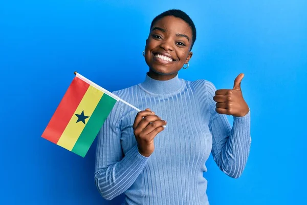 Jonge Afro Amerikaanse Vrouw Met Ghana Vlag Glimlachend Gelukkig Positief — Stockfoto