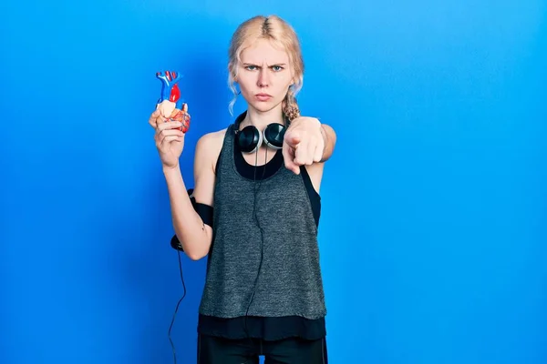 Vacker Kaukasiska Sport Kvinna Med Blont Hår Håller Hjärtat Pekar — Stockfoto