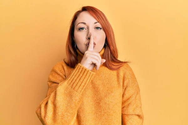 Mujer Pelirroja Hermosa Con Suéter Invierno Casual Sobre Fondo Amarillo —  Fotos de Stock