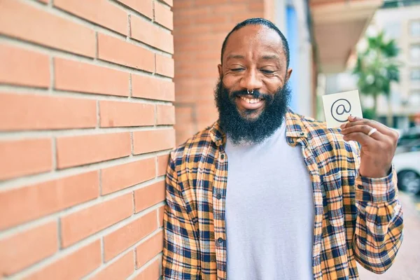 Guapo Hombre Afroamericano Moderno Con Barba Sonriendo Pie Positivo Calle —  Fotos de Stock