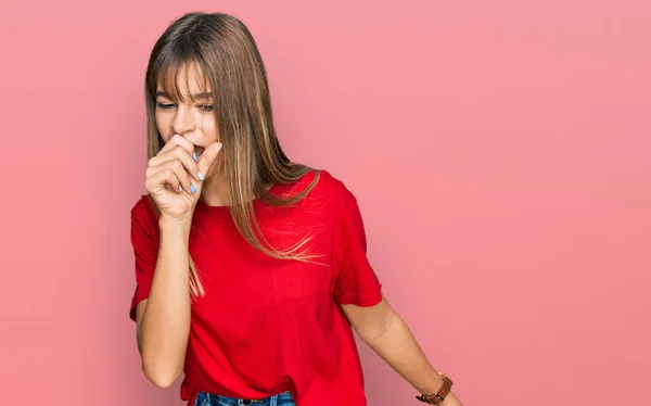 Chica Caucásica Adolescente Que Usa Una Camiseta Roja Casual Sintiéndose —  Fotos de Stock