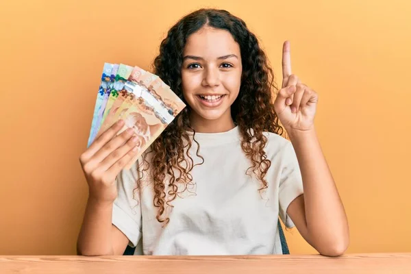 Adolescente Hispânico Menina Segurando Dólares Canadenses Sorrindo Com Uma Ideia — Fotografia de Stock