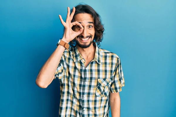 Jovem Hispânico Vestindo Roupas Casuais Fazendo Gesto Com Mão Sorrindo — Fotografia de Stock