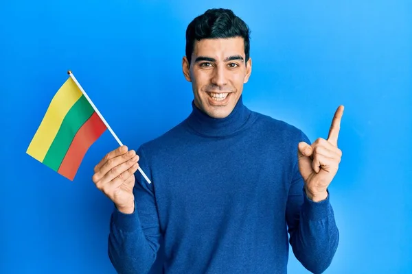 Hombre Hispano Guapo Sosteniendo Bandera Lithuania Sonriendo Feliz Señalando Con —  Fotos de Stock