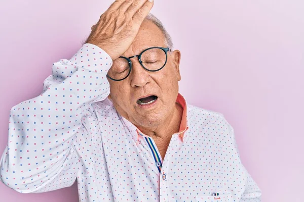Starszy Biały Mężczyzna Luźnych Ciuchach Okularach Zaskoczony Pomyłką Pamiętajcie Błędzie — Zdjęcie stockowe