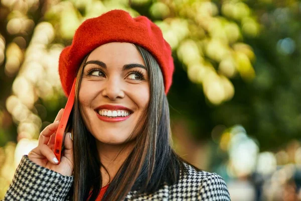 Joven Mujer Hispana Sonriendo Feliz Hablando Smartphone Ciudad — Foto de Stock