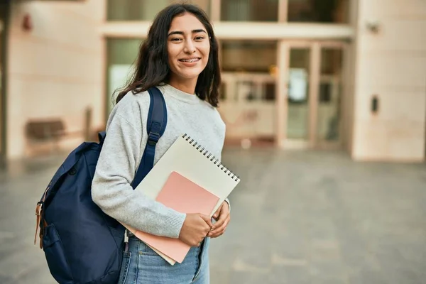 Νεαρή Μαθήτρια Από Μέση Ανατολή Χαμογελώντας Χαρούμενη Κρατώντας Βιβλίο Στην — Φωτογραφία Αρχείου
