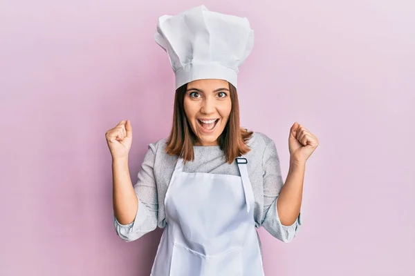 Profesyonel Aşçı Üniforması Şapka Giyen Genç Güzel Bir Kadın Şaşkınlık — Stok fotoğraf