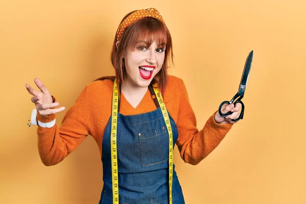 Kızıl Saçlı Genç Kadın Terzi Tasarımcı Atölye Önlüğü Giymiş Elinde — Stok fotoğraf