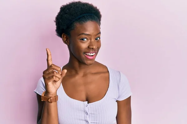 Chica Afroamericana Joven Con Ropa Casual Sonriendo Con Una Idea — Foto de Stock