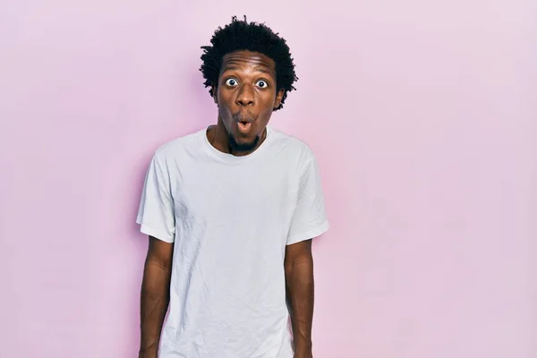 Joven Hombre Afroamericano Vistiendo Camiseta Blanca Casual Asustado Sorprendido Con — Foto de Stock