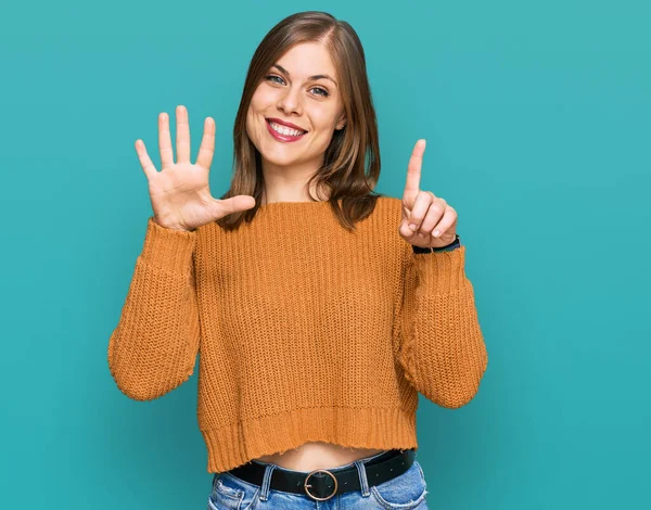 Mooie Blanke Vrouw Dragen Casual Kleding Tonen Wijzen Met Vingers — Stockfoto