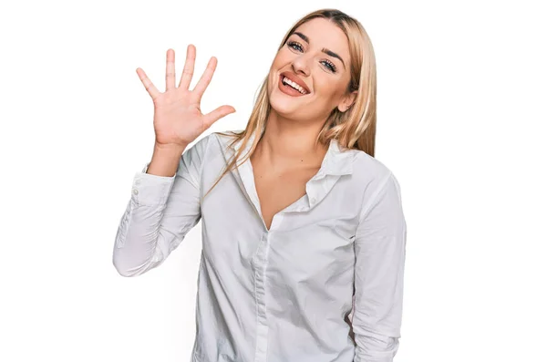 Молодая Белая Женщина Повседневной Одежде Показывает Показывает Пальцами Номер Пять — стоковое фото