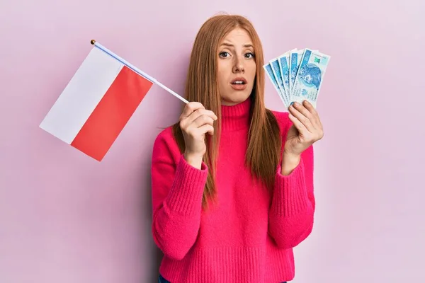 Mladá Irka Polskou Vlajkou Zlotými Bankovkami Bezradná Zmatená Pochybný Koncept — Stock fotografie