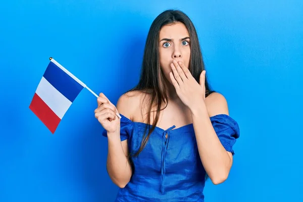 Jonge Brunette Tiener Met Franse Vlag Mond Met Hand Geschokt — Stockfoto