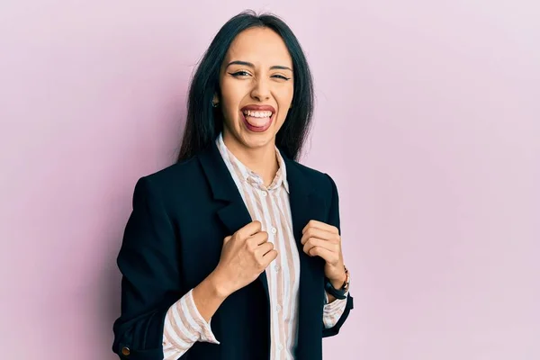 Jong Hispanic Meisje Dragen Business Kleding Steken Tong Uit Blij — Stockfoto