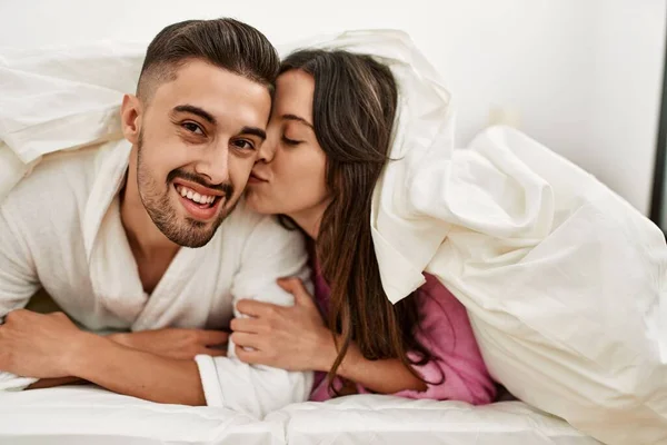 Joven Pareja Hispana Acostada Cama Besándose Casa — Foto de Stock