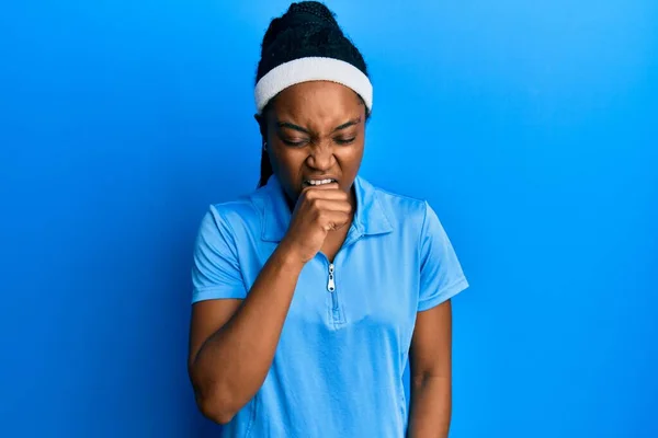 Afro Amerikaanse Vrouw Met Gevlochten Haar Draagt Tennisser Uniform Gevoel — Stockfoto