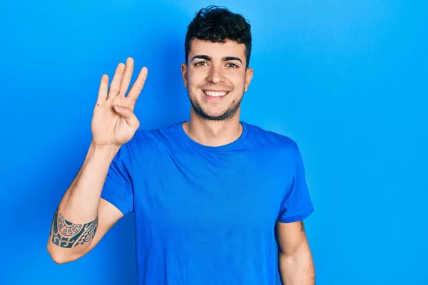 Jovem Hispânico Vestindo Camisa Azul Casual Mostrando Apontando Para Cima — Fotografia de Stock