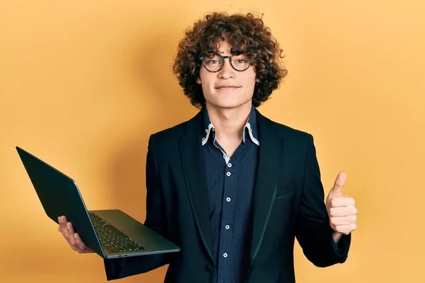 Jovem Bonito Trabalhando Usando Laptop Computador Sorrindo Feliz Positivo Polegar — Fotografia de Stock
