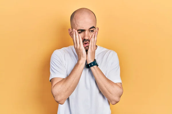 Jovem Careca Vestindo Camisa Branca Casual Mãos Cansadas Cobrindo Rosto — Fotografia de Stock