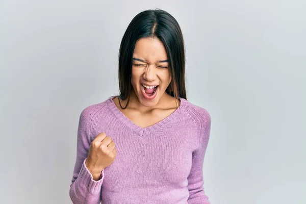 Giovane Ragazza Ispanica Indossa Abiti Casual Che Celebrano Sorpreso Stupito — Foto Stock