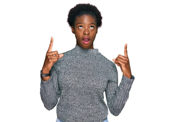 Young African American Girl Wearing Casual Clothes Amazed Surprised Looking — Stock Photo, Image