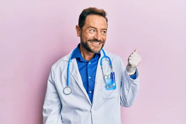 Hombre Mediana Edad Vistiendo Uniforme Médico Estetoscopio Sonriendo Con Cara — Foto de Stock