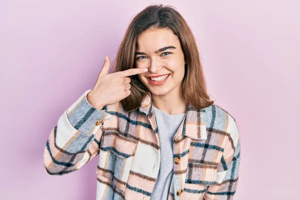 Ung Kaukasiska Flicka Bär Casual Kläder Pekar Med Handen Finger — Stockfoto