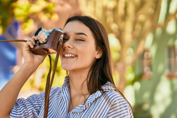 Junge Hispanische Touristin Lächelt Glücklich Mit Kamera Park — Stockfoto