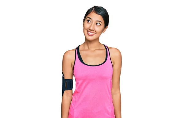 Mooie Aziatische Jonge Sport Vrouw Dragen Sportkleding Armband Glimlachen Kijken — Stockfoto