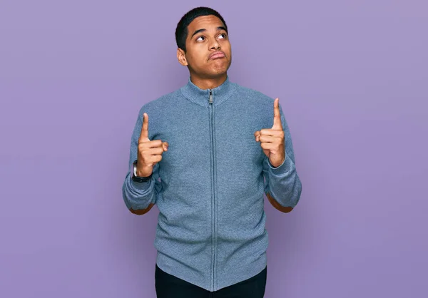 Ung Stilig Hispanic Man Bär Casual Sweatshirt Pekar Upp Ser — Stockfoto