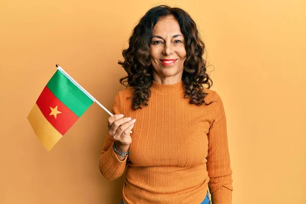 Medelålders Latinamerikansk Kvinna Håller Kamerun Flagga Ser Positiv Och Glad — Stockfoto