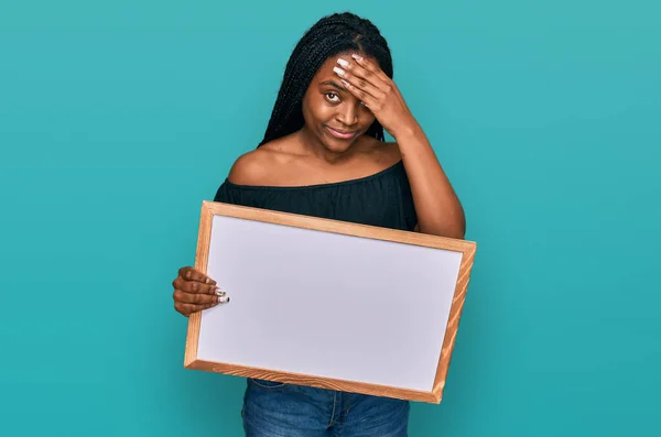 Mujer Afroamericana Joven Sosteniendo Pizarra Blanca Vacía Estresada Frustrada Con —  Fotos de Stock