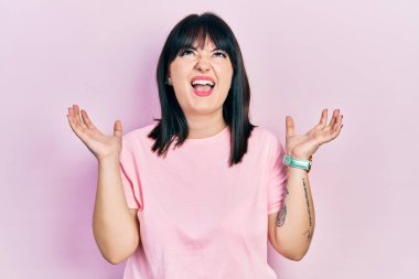 Genç İspanyol kadın gündelik kıyafetler giyip deli gibi bağırıyor ve agresif bir ifade ve kollarla bağırıyor. hüsran kavramı. 