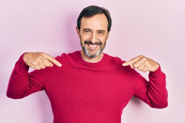 Orta yaşlı, sıradan kıyafetler giyen, kendine güvenen, gülümseyen, kendini gururlu ve mutlu gösteren bir İspanyol.. 