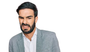 Genç İspanyol adam iş kıyafetleri giyiyordu. İfadeleri iğrençti ve korkuyordu. Tiksinti ifadesi takınıyordu.. 