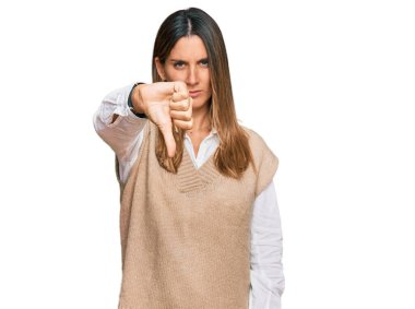 Gündelik giysiler giyen genç bir kadın mutsuz ve kızgın görünüyor. Reddedildiğini gösteriyor ve olumsuz bir hareket yapıyor. kötü ifade. 