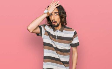 Gündelik giysiler giyen genç İspanyol bir adam hata için el ele tutuşup şaşırdı. Hatayı hatırla. Unuttum, kötü hafıza kavramı. 