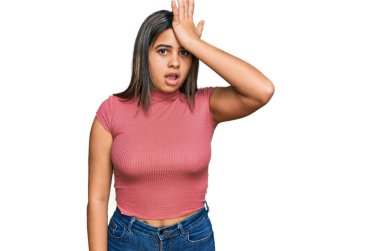 Gündelik tişörtler giyen genç İspanyol kız hata için elleri kafalarında şaşırdı. Hatayı hatırla. Unuttum, kötü hafıza kavramı. 