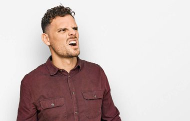 Öfkeli ve kızgın bağıran öfkeli ve öfkeli, öfkeyle bağıran Latin asıllı genç bir adam. öfke ve agresif konsept. 