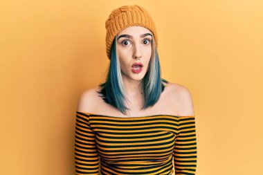 Yün şapka takan genç çağdaş bir kız. Şaşırtıcı bir ifade, korku ve heyecan dolu bir yüz ifadesiyle şok oldu.. 