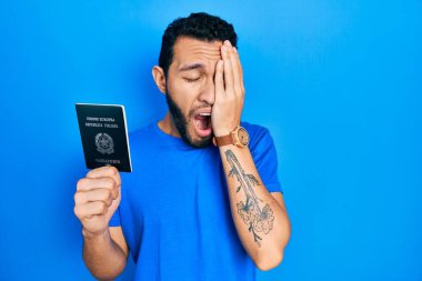 Sakallı, İtalyan pasaportlu, yarı yüzünü, göz ve ağzını eliyle kapatmaktan yorgun düşmüş İspanyol bir adam. Yüzüm acıyor.. 