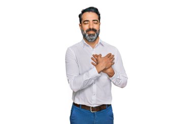 Orta yaşlı, sakallı, sıradan beyaz gömlekli, elleri göğsünde, gözleri kapalı ve yüzünde minnet ifadesi olan bir adam. sağlık kavramı. 