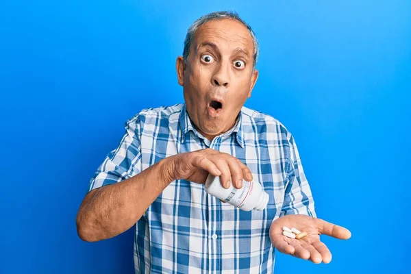 Senior Uomo Ispanico Possesso Pillole Spaventato Scioccato Con Sorpresa Stupito — Foto Stock