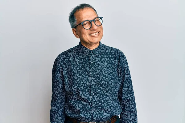 Homem Indiano Meia Idade Vestindo Roupas Casuais Óculos Olhando Para — Fotografia de Stock