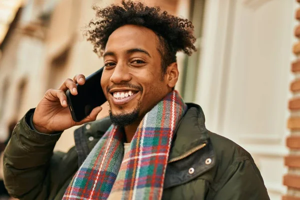 Jovem Afro Americano Sorrindo Feliz Falando Smartphone Cidade — Fotografia de Stock