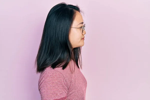 Joven Chica China Con Ropa Casual Gafas Mirando Lado Relajarse —  Fotos de Stock